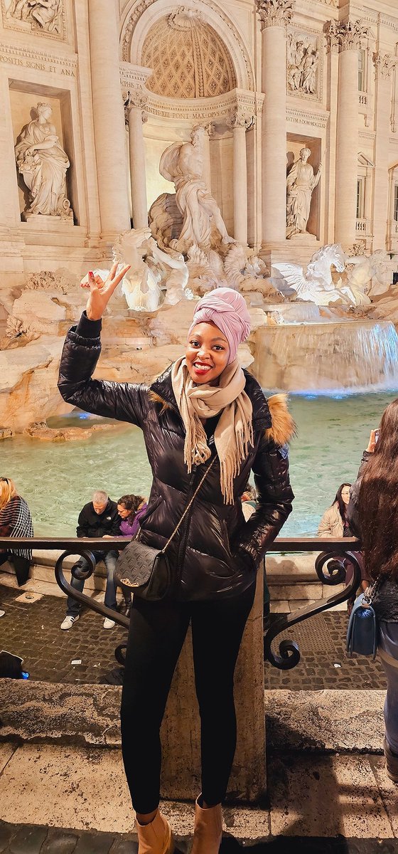 🇮🇹 Spellbound at the Trevi Fountain in Rome—caught up in the magic that weaves through this timeless Baroque masterpiece. It's a place where wishes are made, coins are tossed, and dreams take flight. #TreviFountain #RomeAdventures