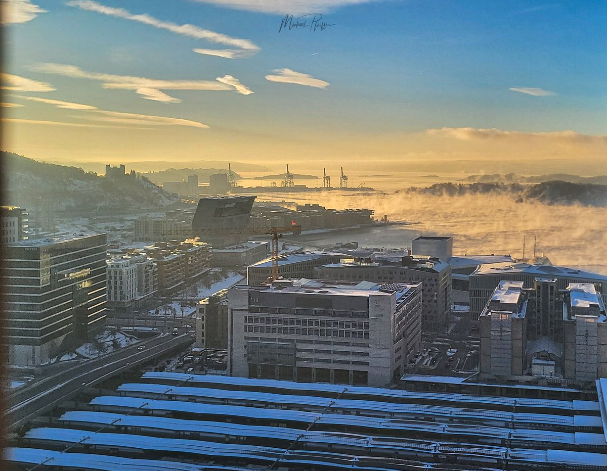 Guten Morgen Twitterland aus #Oslo.Die Sonne hat uns nach 10 Tagen wieder.Dazu eindrucksvoller Seerauch über dem Oslofjord und nochmal ein Blick über das -20°C eisige Oslo