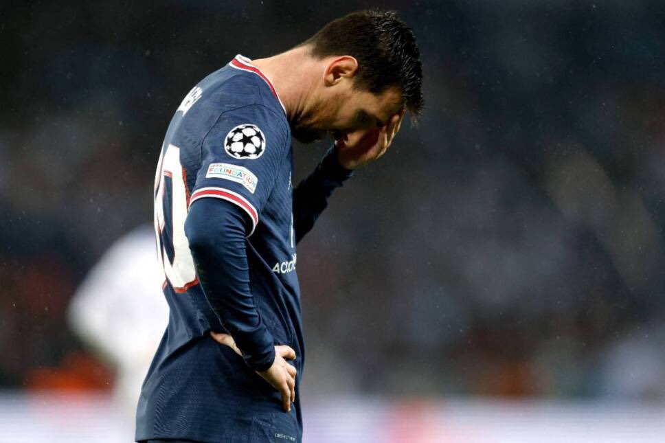 John_SheIby's tweet photo. A ver, cerebros de cacahuete 🥜 

Messi podrá tener ese drible, regate, control…..y todas las características que quieran; pero estas quedan opacadas por tanto robo y escándalo. 

Entonces: de que te sirve tener al supuesto “mejor” jugador, si al final, le jodes su carrera al embarrarlo con tanta basura como Los Negrerira, BDO regalados, Mundiales de escándalo, Copas América absurdas?

Aquí está el resultado del:
-Dopaje
- Ayudas arbitrales
- Movidas de la FIFA 
- Dinero de Qatar 

A mi es que me daría vergüenza defender tal corrupción ☠️