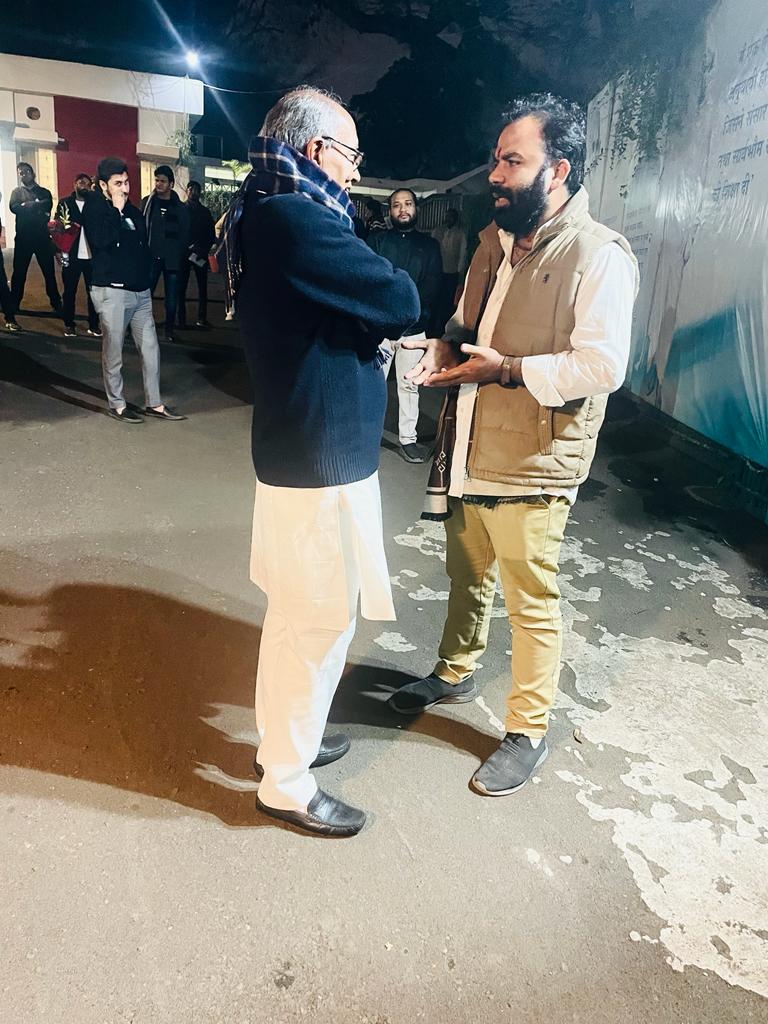 ManjulTripathi_'s tweet photo. आज भोपाल मे अपने नेता पूर्व मुख्यमंत्री आदरणीय श्री दिग्विजय सिंह जी (राजा साहब) से मुलाकात कर आशीर्वाद प्राप्त किया...
@digvijaya_28 https://t.co/HC5vlDuqHV