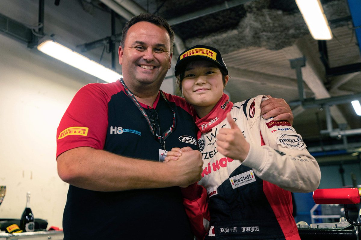 JujuNoda_Racing's tweet image. 2024年BOSS GP 参戦

F1やF2と同等性能の車両が出場し、欧州で開催されている高速レース。

昨シーズン、イタリア・モンツァで初出場し、レース1ではクラス2位、レース2ではクラス3位の成績を収めました。

体制は、2023年の初出場の際に所属したTeam HS ENGINEERING。
車両は、ダラーラ T12となります