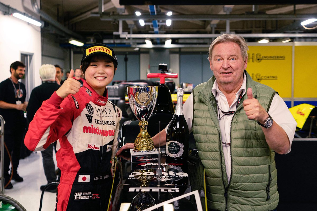 JujuNoda_Racing's tweet image. 2024年BOSS GP 参戦

F1やF2と同等性能の車両が出場し、欧州で開催されている高速レース。

昨シーズン、イタリア・モンツァで初出場し、レース1ではクラス2位、レース2ではクラス3位の成績を収めました。

体制は、2023年の初出場の際に所属したTeam HS ENGINEERING。
車両は、ダラーラ T12となります