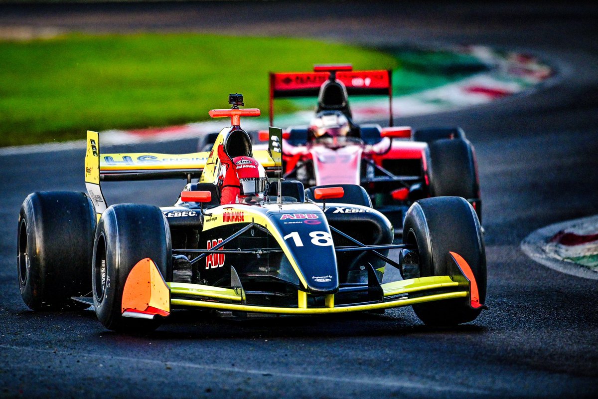 JujuNoda_Racing's tweet image. 2024年BOSS GP 参戦

F1やF2と同等性能の車両が出場し、欧州で開催されている高速レース。

昨シーズン、イタリア・モンツァで初出場し、レース1ではクラス2位、レース2ではクラス3位の成績を収めました。

体制は、2023年の初出場の際に所属したTeam HS ENGINEERING。
車両は、ダラーラ T12となります