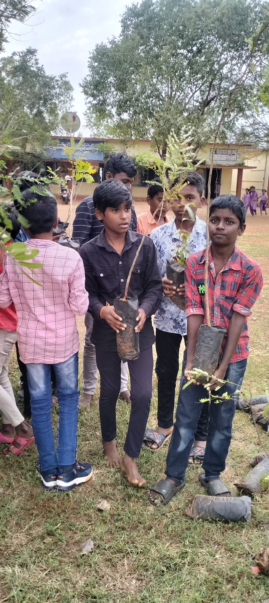 YadhumadiR's tweet photo. Plantation program at Govt High school, Doravarichatram Village, Andhra Pradesh by #Yadhumadi group NGO volunteers
#plantTrees
#DontCutTrees https://t.co/j44d5LNQVT