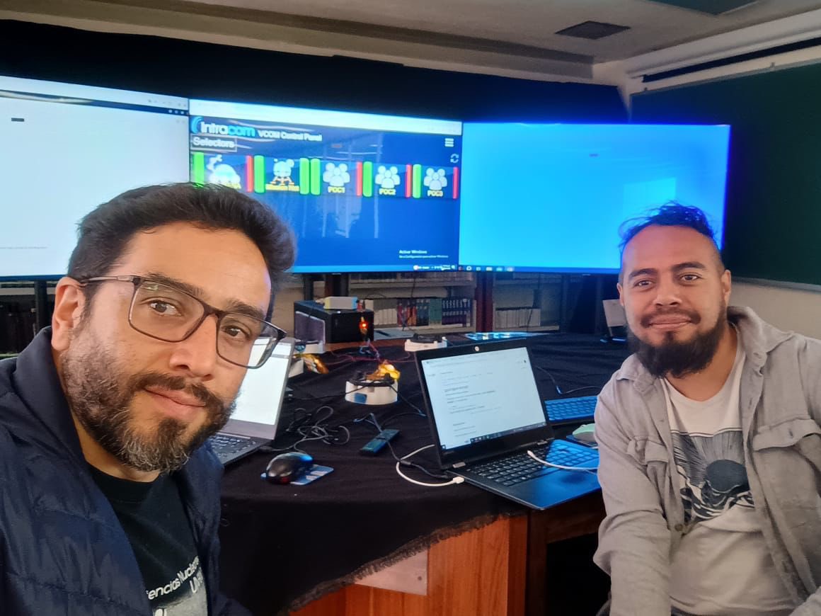 icnunam's tweet photo. hoy hicimos las pruebas de las interfaces de comunicación de audio y voz del centro de control de #LINX que está enlazado con el centro de control de #astrobotics.
Ya sólo falta un día para el lanzamiento de #colmena 🚀🌙🐝🇲🇽
Manda tus mensajes de apoyo https://t.co/jLsFS1csAk