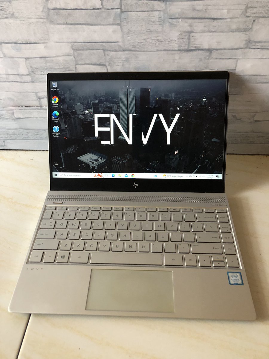 neverthless26's tweet photo. ayo kakak kakak ini mau preloved laptop
Seri Premium Dari Merk HP
HP Envy 13
Core i5 Gen 7
Ram 8gb ssd 256gb
Baterai full youtube bisa 3jam++
Kondisi 99% mulus luss https://t.co/htovMAuvph