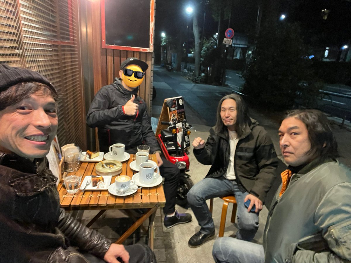 shinyomag's tweet photo. 緊急 #D3K ミーティング
というか暖かすぎで防寒着一枚減らした。
で、僕だけ帰り一周だけ流して帰ろうと、途中でトイレ行きたいのにPA3箇所全部閉まってて辛かった。
夜もUnited Cafe で締め。
久々に日が変わる時間まで乗ってしまった
アラフィフ、夜更かしは無理だ https://t.co/QXCMKfjyAq