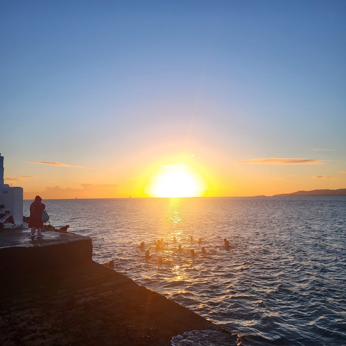ivanabacik's tweet photo. A wonderful sunrise this morning at #Poolbeg #SouthWall @HalfMoonSWPC for our #HalfMoonMadYokes #NollaignamBan #ColdSwimforWomen in aid of @Womens_Aid #EndDomesticViolence https://t.co/8rg7bhycf5