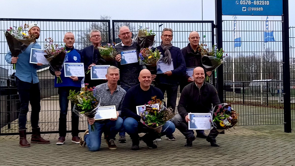 vvSEH's tweet photo. Tijdens de Nieuwjaarsreceptie zijn net in een stampvolle kantine de mensen gehuldigd die al 25, 40, 50 of 60 jaar lid zijn. Bovendien is Ruud de Gooijer benoemd tot vrijwilliger van de maand januari. Gefeliciteerd!
#latermeer #clubmensen #vrijwilligers #jubilarissen #wijzijnseh https://t.co/3bfWeuVHNx