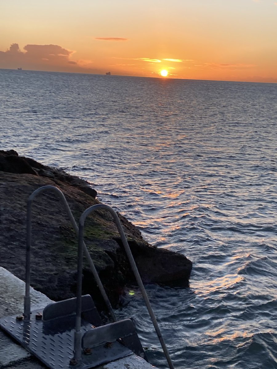 ivanabacik's tweet photo. A wonderful sunrise this morning at #Poolbeg #SouthWall @HalfMoonSWPC for our #HalfMoonMadYokes #NollaignamBan #ColdSwimforWomen in aid of @Womens_Aid #EndDomesticViolence https://t.co/8rg7bhycf5