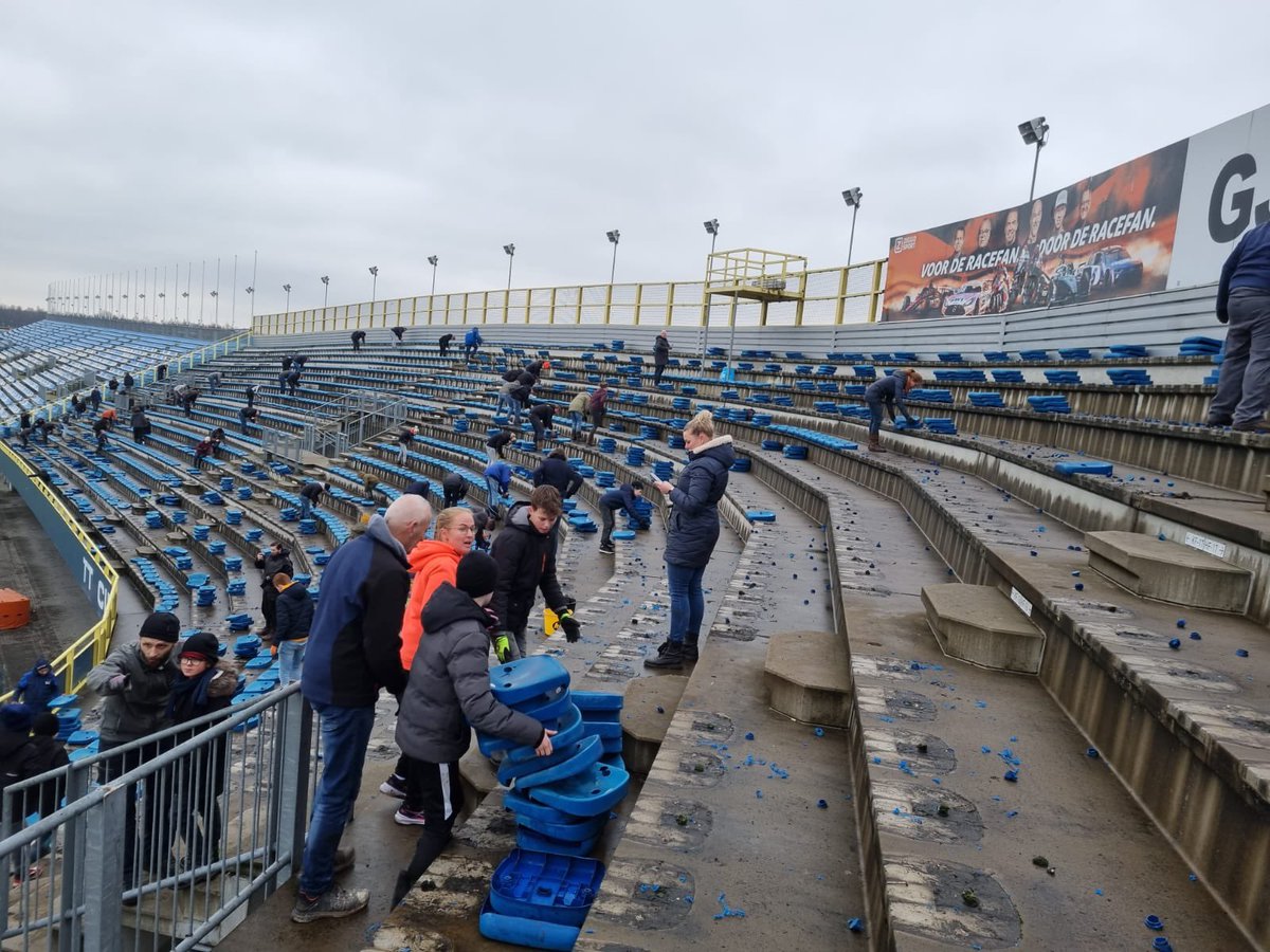 ttcircuitassen's tweet photo. Nuttige (en koude 🥶) klus vandaag: voor een mooie bijdrage aan de clubklas hielpen de leden van VV Stanfries uit Appelscha met het verwijderen van de oude stoeltjes op de Geert Timmer tribune 💪 #TTAssen https://t.co/LO6r7ye1YO