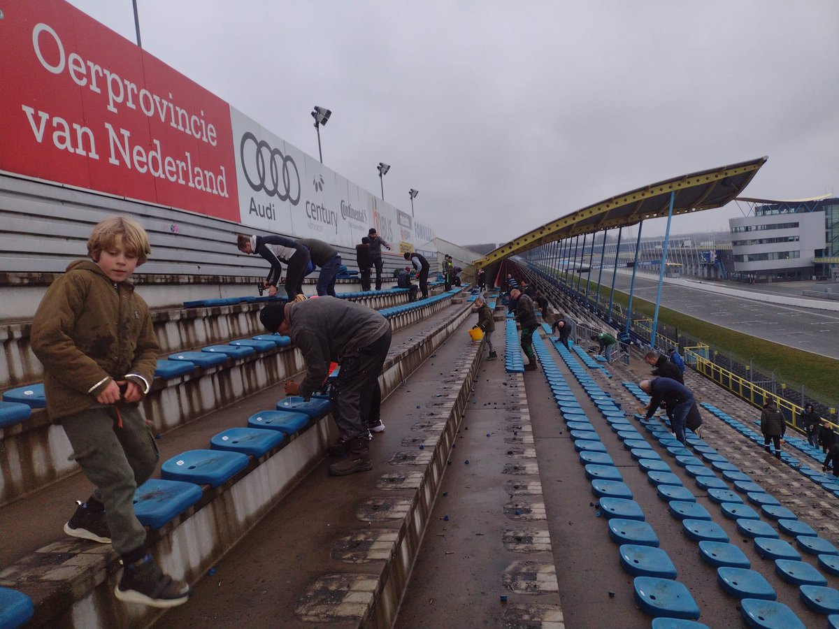 Nuttige (en koude 🥶) klus vandaag: voor een mooie bijdrage aan de clubklas hielpen de leden van VV Stanfries uit Appelscha met het verwijderen van de oude stoeltjes op de Geert Timmer tribune 💪 #TTAssen