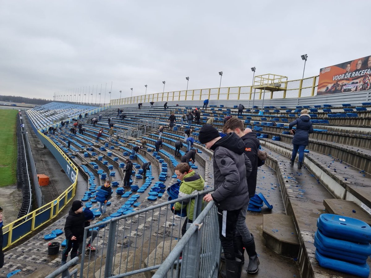 ttcircuitassen's tweet photo. Nuttige (en koude 🥶) klus vandaag: voor een mooie bijdrage aan de clubklas hielpen de leden van VV Stanfries uit Appelscha met het verwijderen van de oude stoeltjes op de Geert Timmer tribune 💪 #TTAssen https://t.co/LO6r7ye1YO