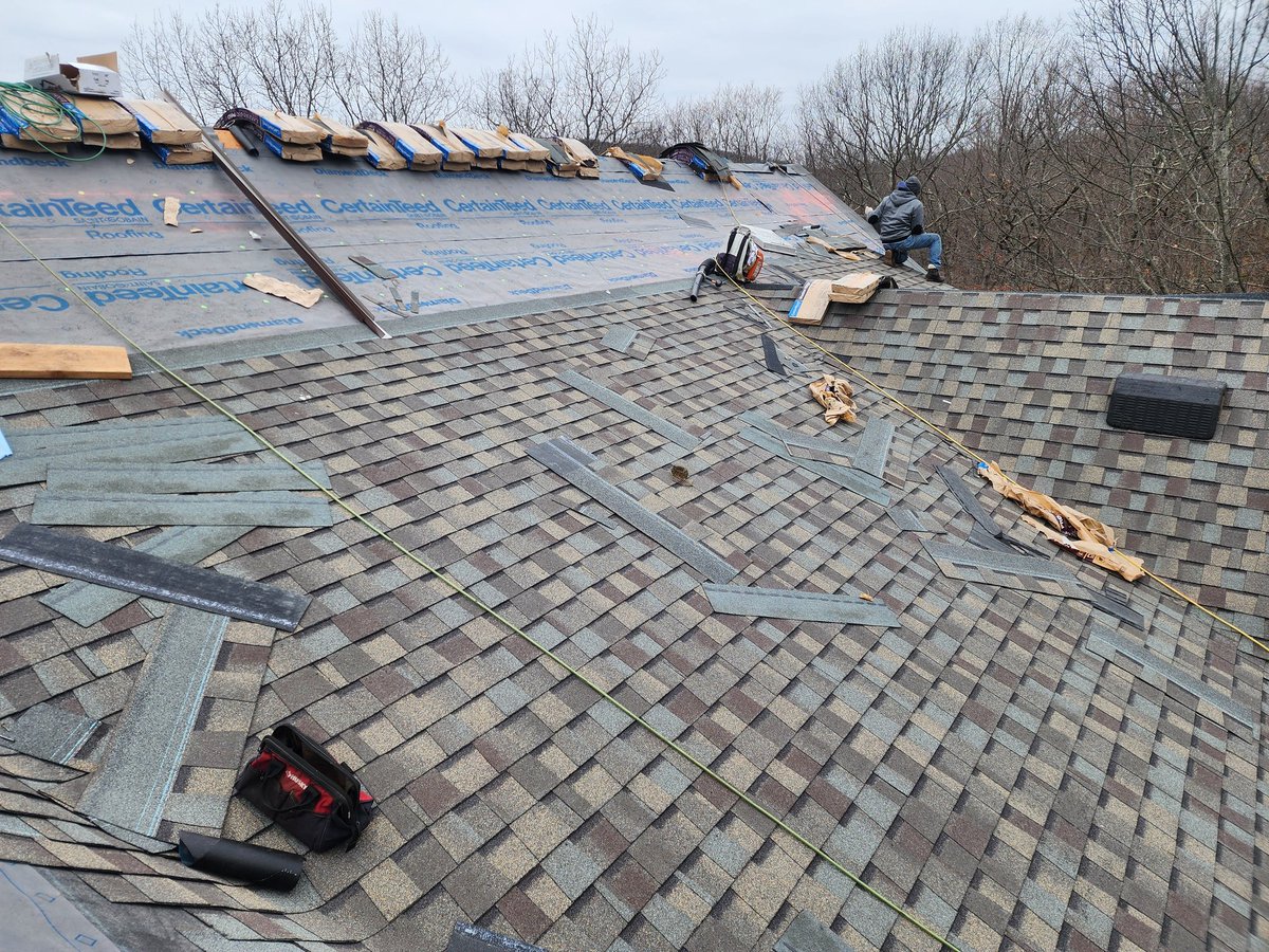 aqrsct's tweet photo. #Landmark #PRO #roomservice #WorkinHard #2024 #American #quality #roofing https://t.co/JVwHIL7XRd