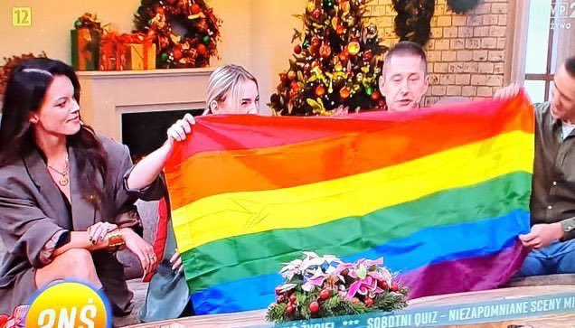 PatrykJaki's tweet image. To TVP w Święto Objawienia Pańskiego 👇
Tusk z Hołownią i Kosiniakiem dopięli swego. Czyli obowiązkowa doktryna od dawna w TVN i 90% głównych mediów teraz na pełnej w TVP: 
- promujemy LGBTQiA ++++~ i ośmieszmy tradycyjną rodzinę 
- jesteśmy za obowiązkową migracją do Polski a…