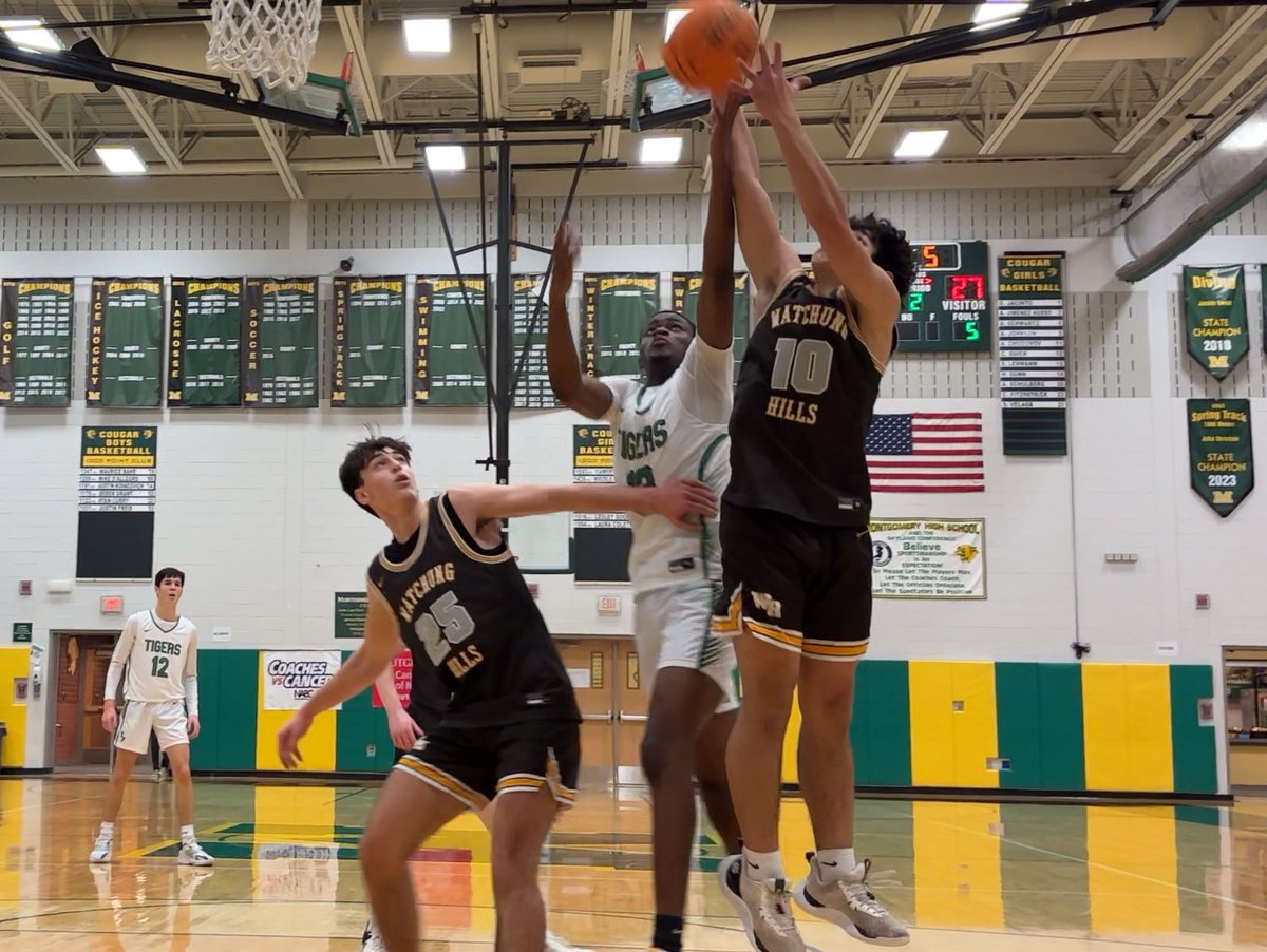 gmchoops's tweet image. Some photos from the action in South Plainfield’s 54-53 victory over Watchung Hills at the Coaches vs. Cancer Shootout in Montgomery on Friday night.  #njhoops #gmchoops #sphoops #coachesvscancer @wh_hoops