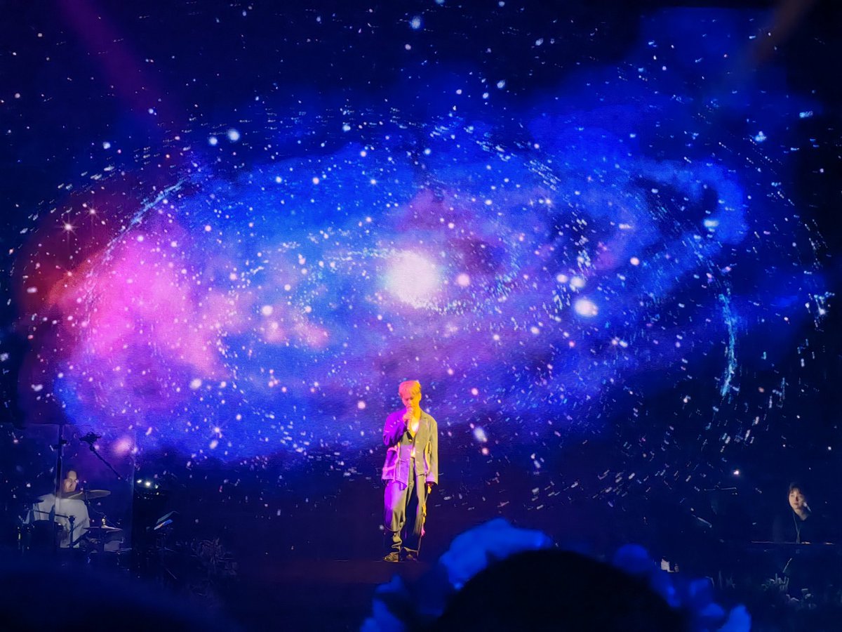 unknownamer's tweet photo. I am so happy that Yesung was able to showcase his artistic side during his world tour.  Ang ganda ng aethetics nya!  🥺🥺🥺 

#UnfadingSenseInManila 
#YESUNGinMANILA 
.@shfly3424 https://t.co/28KOK2BEyg