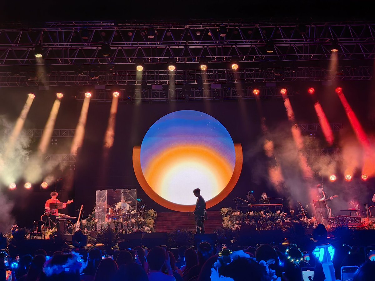 unknownamer's tweet photo. I am so happy that Yesung was able to showcase his artistic side during his world tour.  Ang ganda ng aethetics nya!  🥺🥺🥺 

#UnfadingSenseInManila 
#YESUNGinMANILA 
.@shfly3424 https://t.co/28KOK2BEyg