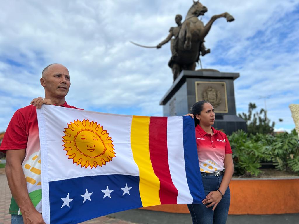 PDVAL_OFICIAL's tweet photo. Ofrenda Floral al Padre de la Patria, Simón Bolívar, desde la Plaza Bolívar de Catia la Mar, en el estado #LaGuaira, para conmemorar el arribo al Décimo Sexto aniversario de #PDVAL.
¡Celebramos #16AñosDePDVAL! https://t.co/XDHQhIZnbz