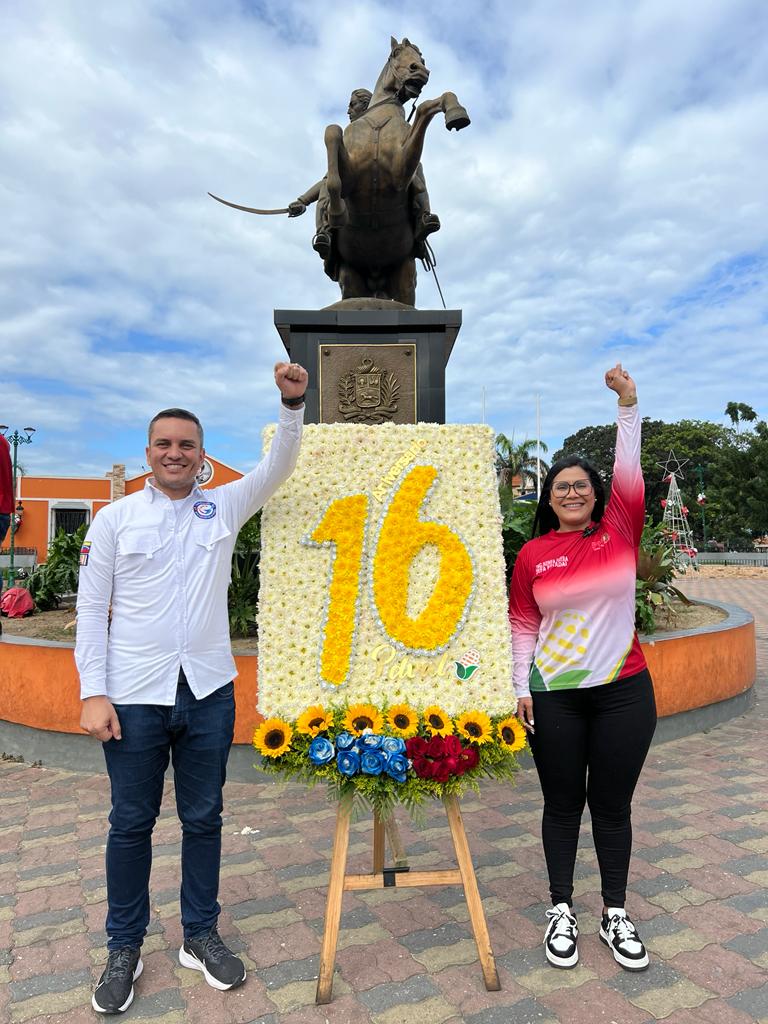 PDVAL_OFICIAL's tweet photo. Ofrenda Floral al Padre de la Patria, Simón Bolívar, desde la Plaza Bolívar de Catia la Mar, en el estado #LaGuaira, para conmemorar el arribo al Décimo Sexto aniversario de #PDVAL.
¡Celebramos #16AñosDePDVAL! https://t.co/XDHQhIZnbz