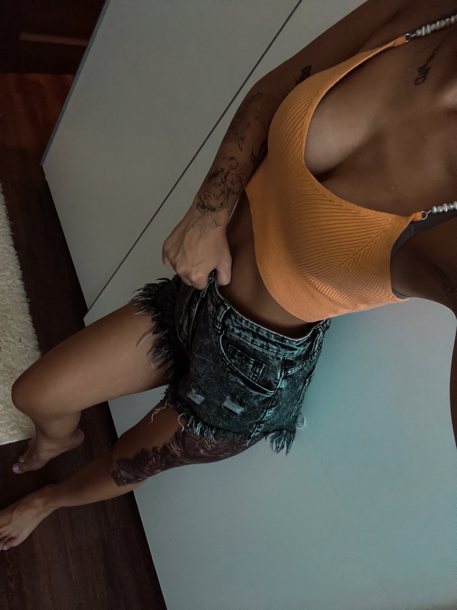 lindaaa6969's tweet photo. Describe in 1 word 🔥 https://t.co/LR5KJzURoE