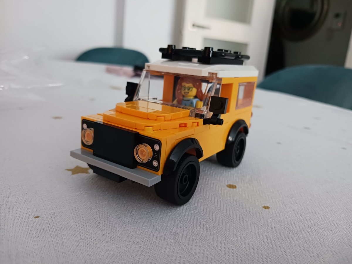 Pablo__PK's tweet photo. ¡Hola, @LEGO_Group! Los Reyes Magos me han traído el @LandRover Classic, número 40650, pero le falta la pegatina del frontal (a cambio, trae alguna pieza de repuesto). ¿Cómo puedo conseguirla? Gracias 😊 https://t.co/18pHnyggv6