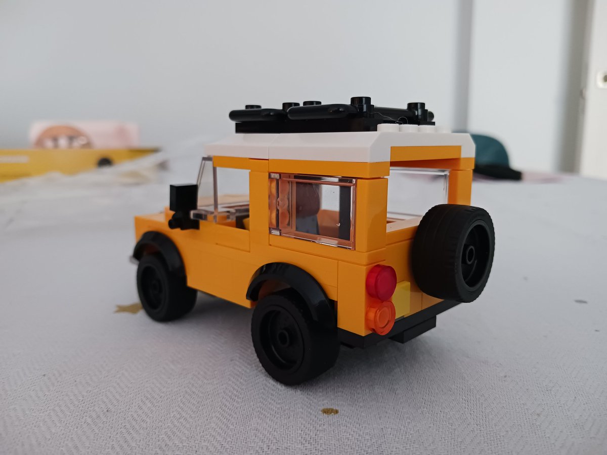 Pablo__PK's tweet photo. ¡Hola, @LEGO_Group! Los Reyes Magos me han traído el @LandRover Classic, número 40650, pero le falta la pegatina del frontal (a cambio, trae alguna pieza de repuesto). ¿Cómo puedo conseguirla? Gracias 😊 https://t.co/18pHnyggv6