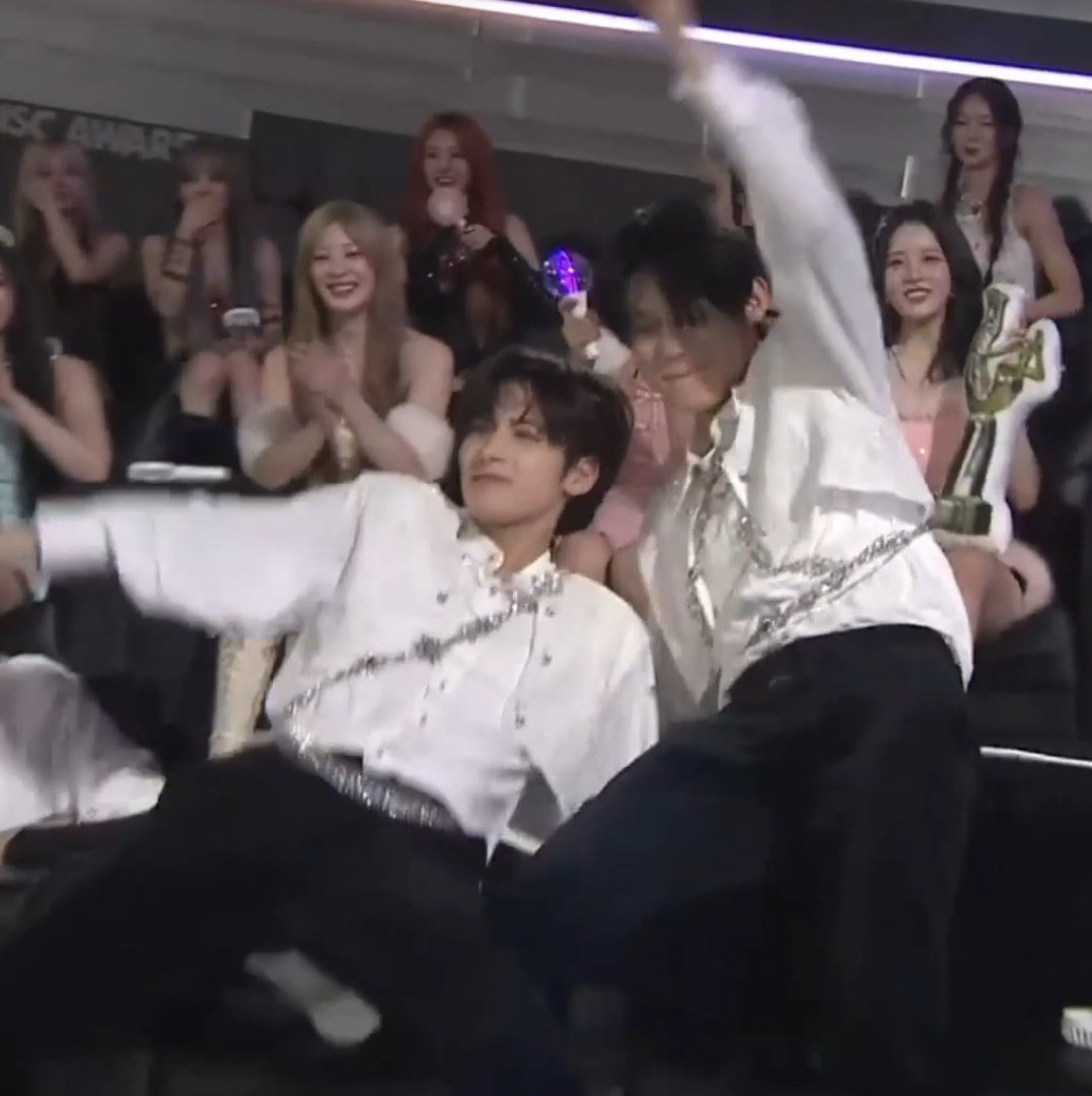 inhalingtxt's tweet photo. these two, really https://t.co/Rsp05E6MPw