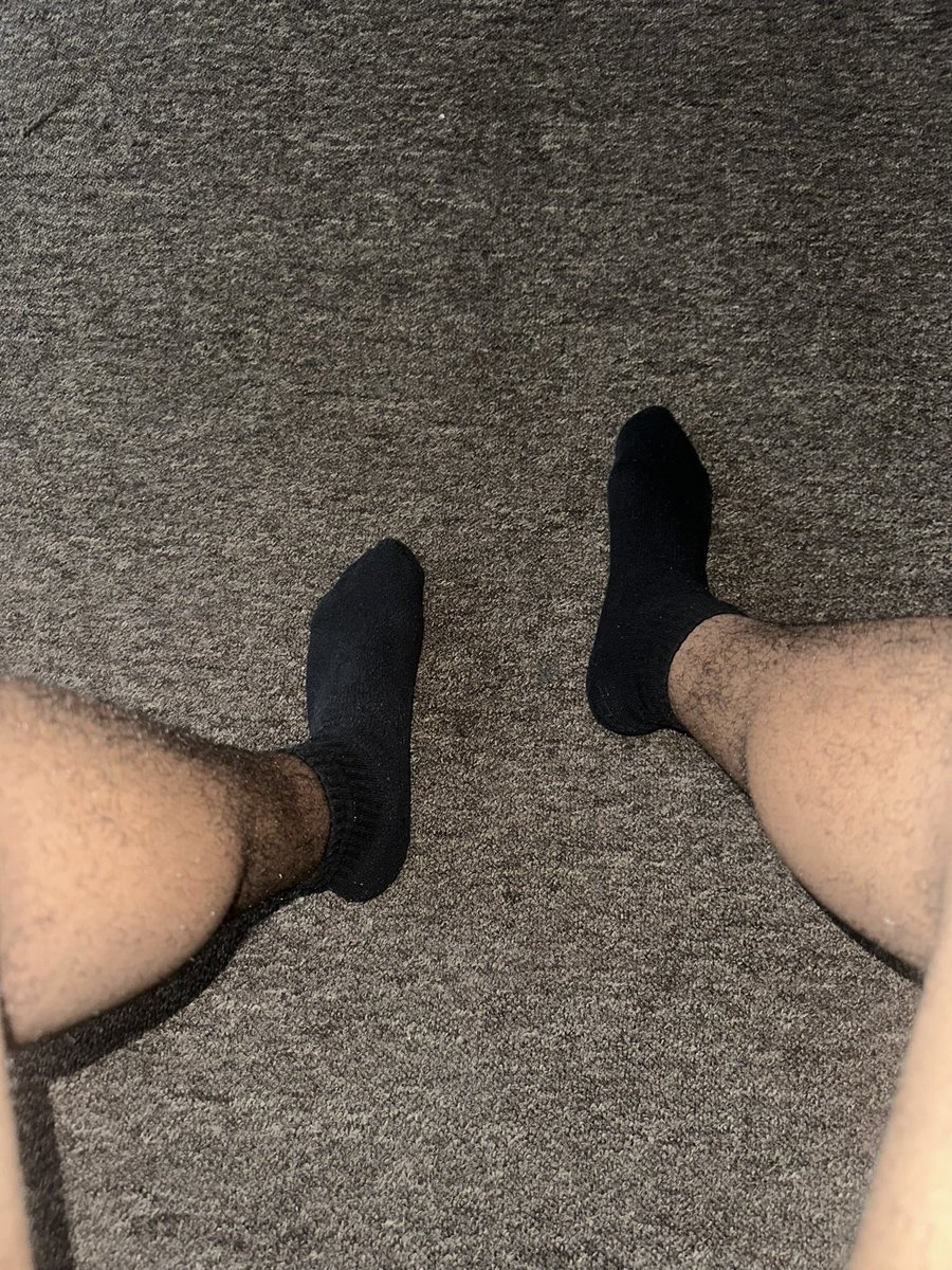 MasterJordanXXX's tweet photo. Whos Sniffing my Black Sweaty Gym Socks - They stink! #BlackSocks #FootFetish https://t.co/dVlrnsUm0N