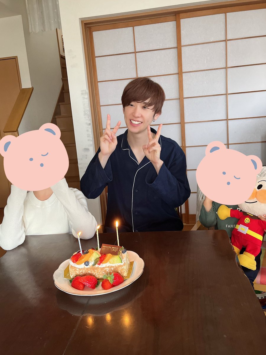 kimapuriHP's tweet photo. 誕生日迎えました！！！🎂✨

2024年も『気まぐれﾌﾟﾘﾝｽを好きになって良かった』って思ってもらえる年にするぞぉぉおお！！！

※写真は正月に実家でお祝いしてもらったけど、寝起きすぎて笑顔が引きつってる気まぐれﾌﾟﾘﾝｽ
#気まぐれﾌﾟﾘﾝｽ聖誕祭2024
#気まぐれﾌﾟﾘﾝｽ生誕祭2024 https://t.co/1PtNfGQwgZ