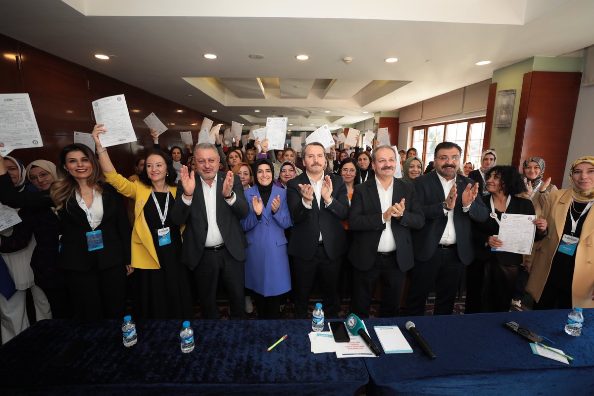 SSMahmutFaruk's tweet photo. Memur-Sen Kadınlar Komisyonu 2. Türkiye Buluşması’nı Türkiye'nin dört bir yanından gelen kadın teşkilat mensuplarımızın katılımıyla gerçekleştirdik. İkinci bölümde ise Sağlık-Sen Kadınlar Komisyonu Teşkilat Toplantısı'nı icra ettik. https://t.co/C1a15GXutD