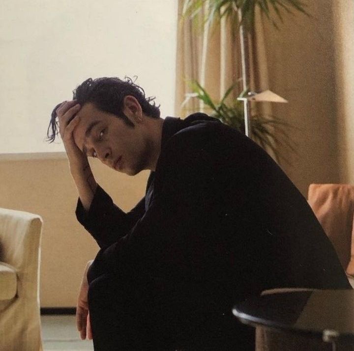 hazyheadbigcity's tweet photo. bring back those kind of photoshoots with matty healy 
i beg https://t.co/AU2M1voUd8