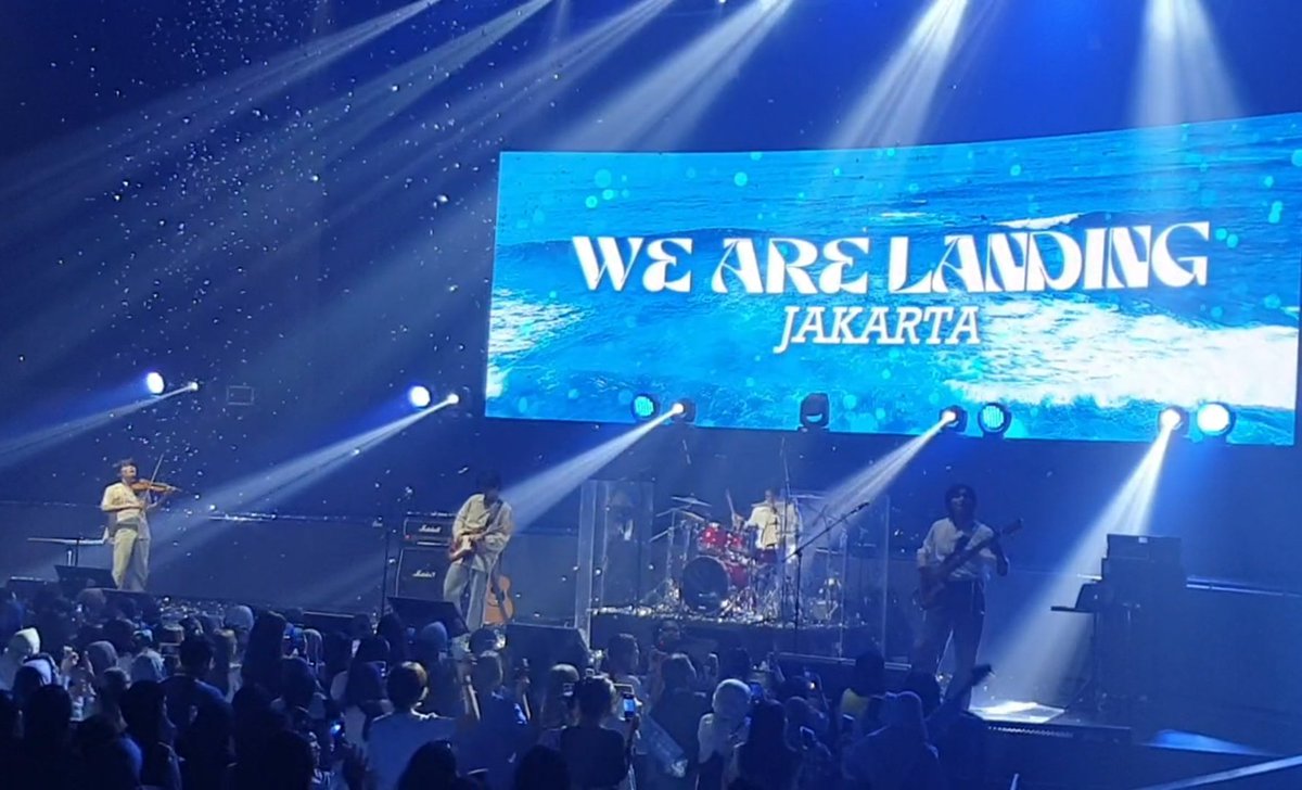 softforsky's tweet photo. It was.. so good... sososososoooo good... i cant even put into words how beautiful everything was... the live vocals.. the live violin.. bass and drums pumping my heart.. and the fan project at the end GAHH (guess who cried). What a wonderful wonderful experience.. ty LUCY TT https://t.co/zr9I6bskyL