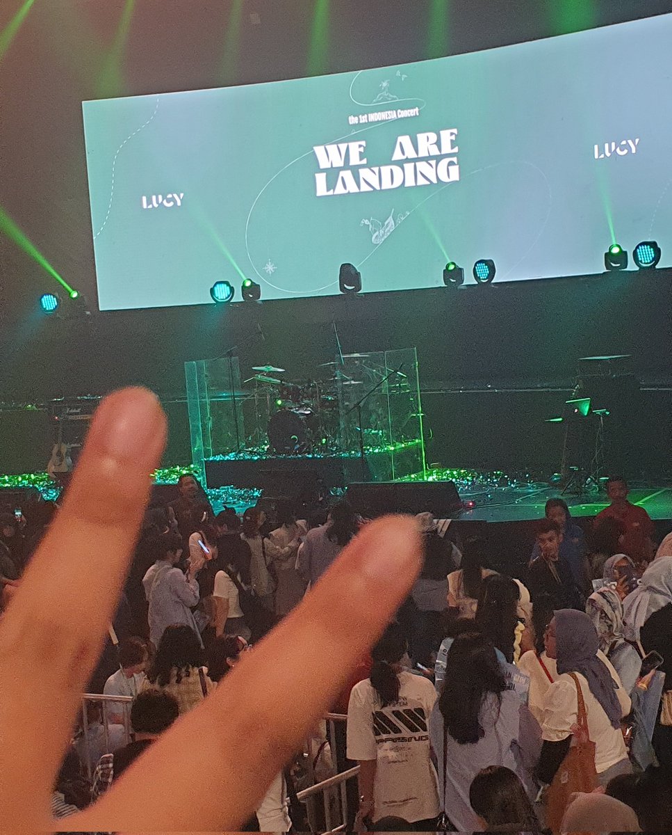 softforsky's tweet photo. It was.. so good... sososososoooo good... i cant even put into words how beautiful everything was... the live vocals.. the live violin.. bass and drums pumping my heart.. and the fan project at the end GAHH (guess who cried). What a wonderful wonderful experience.. ty LUCY TT https://t.co/zr9I6bskyL
