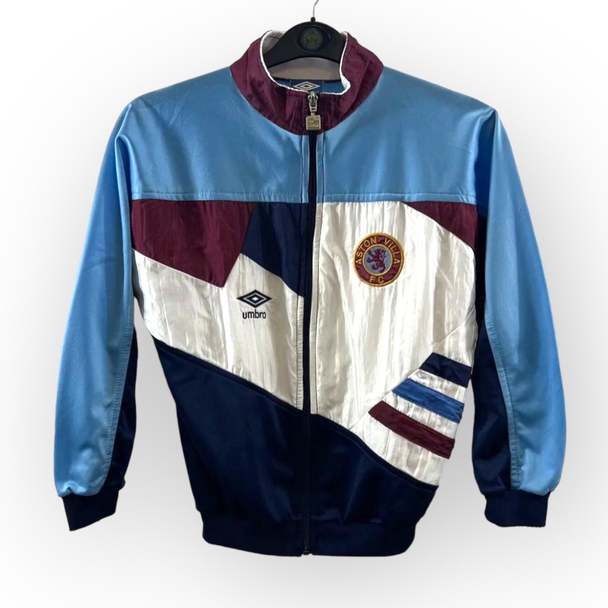 Aston Villa fans, what are your thoughts on this stunning piece?

#AstonVilla