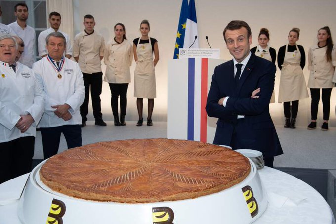 Fils2Psy's tweet photo. La France produit de l’énergie nucléaire à 40 €, la vend à 42 €, et la rachète à 397 €. Un scandale qui devrait faire s’interroger tous les boulangers pris à la gorge. Ben non !! Les #boulangers offrent une #galettedesrois à #Macron qui se marre ! 
Bonne #Epiphanie les gueux ! https://t.co/CIo2B5u9Em