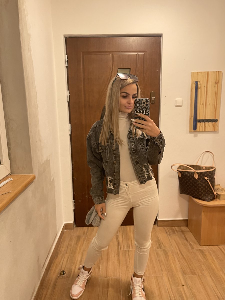 lindaaa6969's tweet photo. On my way to meet a friend 🙊😍 https://t.co/NXyPcfn8ZP