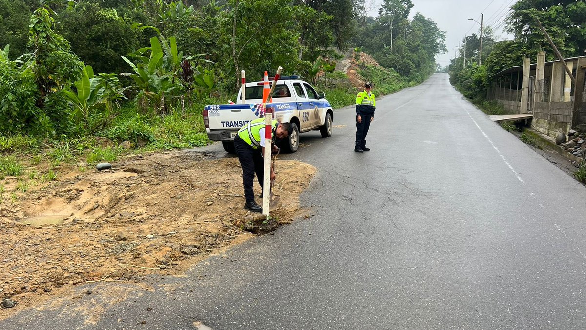 MIT_Ecuador's tweet photo. #Azuay | La circulación por el km 117 de la Cuenca-Girón-Pasaje está permitida solo para vehículos livianos, por socavón.

➡️ Medio carril habilitado. 

➡️ Personal trabajará en la recuperación de calzada. 

➡️ Vía alterna: Cuenca-Molleturo-El Empalme-Naranjal-Machala. https://t.co/GWoaChqelW