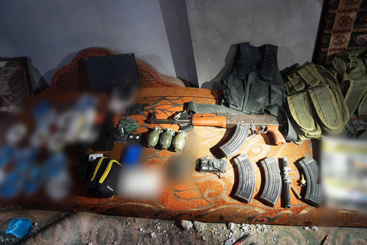 FDIonline's tweet photo. Tropas de Commando encontraron armas, granadas, cartuchos y chalecos de Hamás en un hogar de civiles usado como infraestructura terrorista por Hamás. Algunas, fueron encontradas junto a muñecas y juegos para niños, incluyendo uno que incitaba odio y violencia hacia Israel. https://t.co/kUqNgDEHGb
