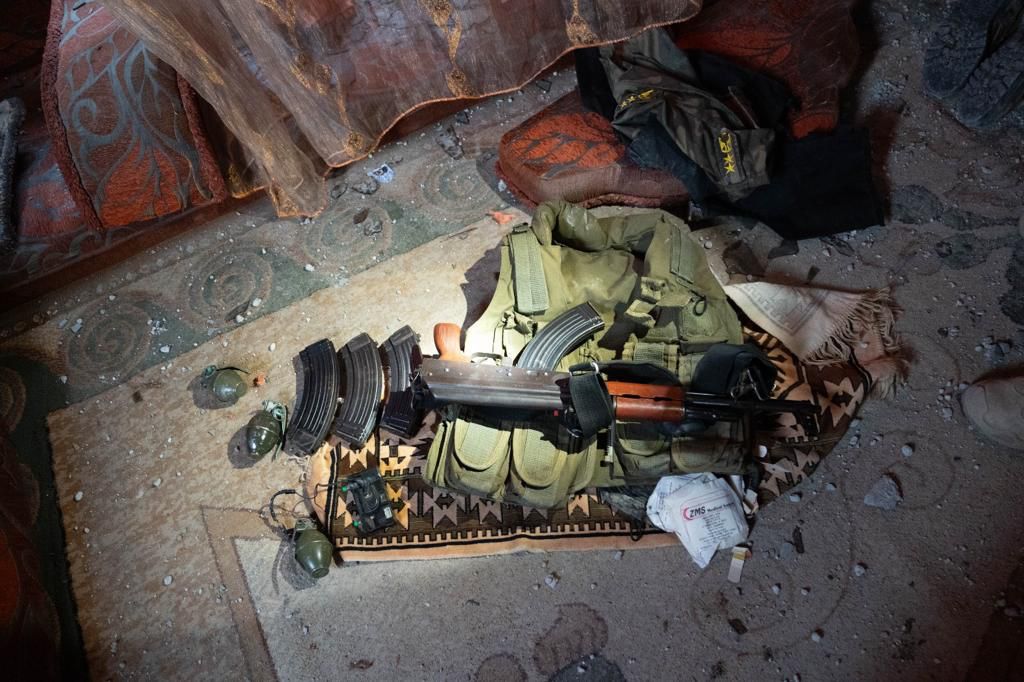 FDIonline's tweet photo. Tropas de Commando encontraron armas, granadas, cartuchos y chalecos de Hamás en un hogar de civiles usado como infraestructura terrorista por Hamás. Algunas, fueron encontradas junto a muñecas y juegos para niños, incluyendo uno que incitaba odio y violencia hacia Israel. https://t.co/kUqNgDEHGb