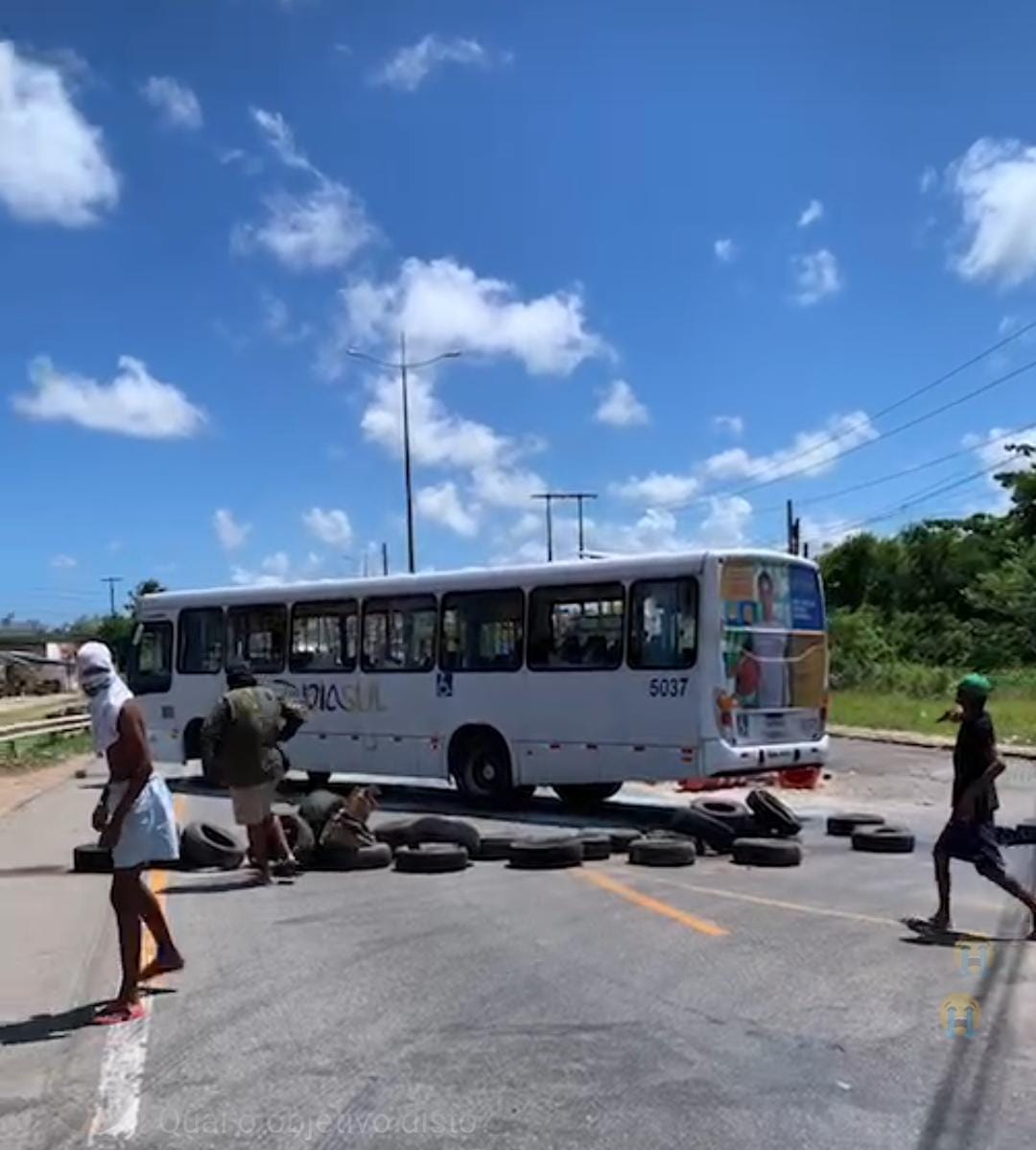 busaodenatal's tweet photo. #Urgente
Ônibus é #queimado por bandidos na Ponte de #Igapó
https://t.co/TSLCx8EPTW https://t.co/eqZ7HmIAWV