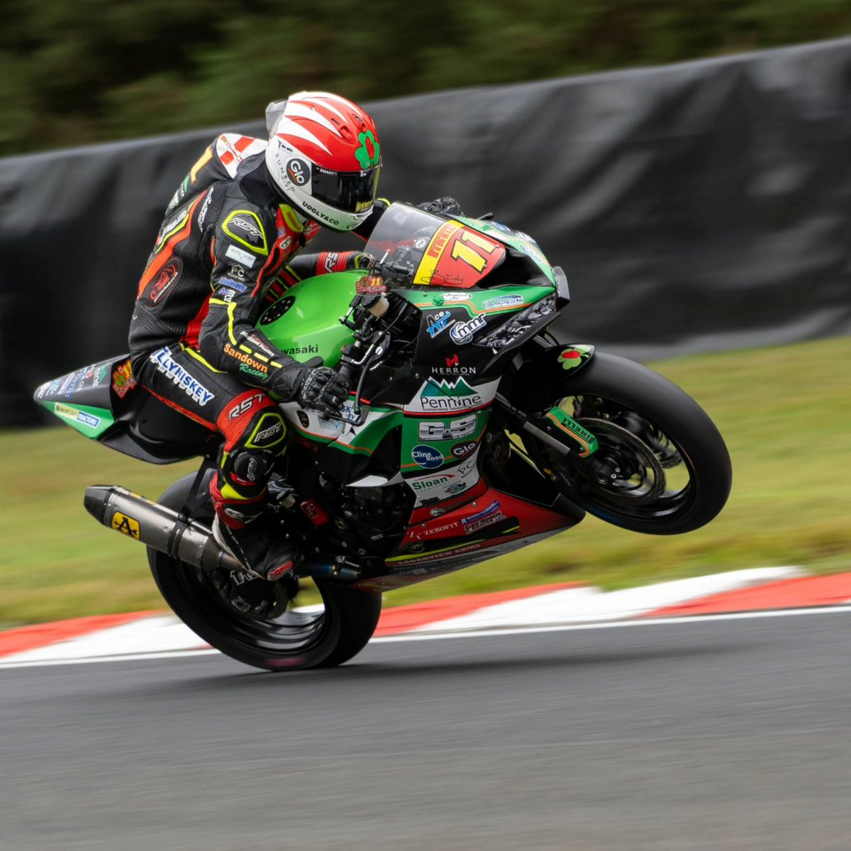 cathyquelcutti's tweet photo. Great weekend with @slaffins11 @oultonparkofficial 🍾
#genuinelylovelyguy

#bsb #britishsuperbikes #juniorsuperstock #motorsportphotography #oultonpark https://t.co/J4rXgQtihA