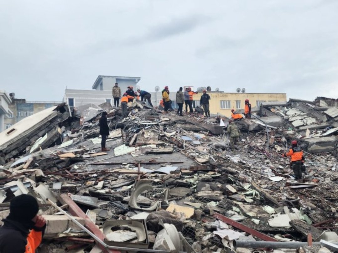 Bu kum yığınının altımda kaybettim ben kızımı isias dediğiniz sağlam dediğiniz yerde. Bide gelmizşimiz yalan yanlış konuşuyorsunuz hesap vereceksiniz adalet yerini bulmadan pes etmek yok
#isiasemsalolacak 
#isiasolasıkast 
#isiasortakdavamız