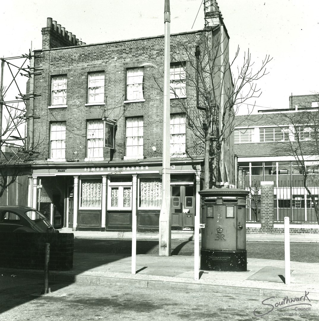 SwkHeritage's tweet photo. Pubs present: Here is Simon the Tanner pub, Long Lane, Bermondsey in 1976. The pub dates to the early 19th Century (possibly earlier) and its name is associated with the many animal tanning businesses and pits once part of the Bermondsey landscape. 📷P10285 https://t.co/184x2ZaX4w