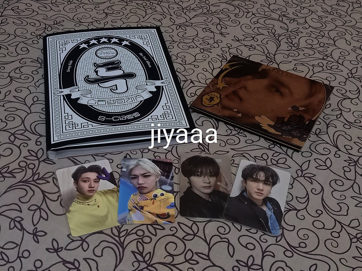 cchynjiyaa's tweet photo. 💐GIVEAWAY💐
sesuai janji dalam rangka megaverse debut di GDA aku mau adain giveaway buat 5 orang😍
- album only 5 star ver a
- album only papercase hyunjin
- 4 pc buat 2 orang
- saldo shopeepay
syarat: 
stay ina only
rt, like dan komen "done"
end 8 jan'24
good luck😍🫶🏻 https://t.co/jRCC6kRE5S
