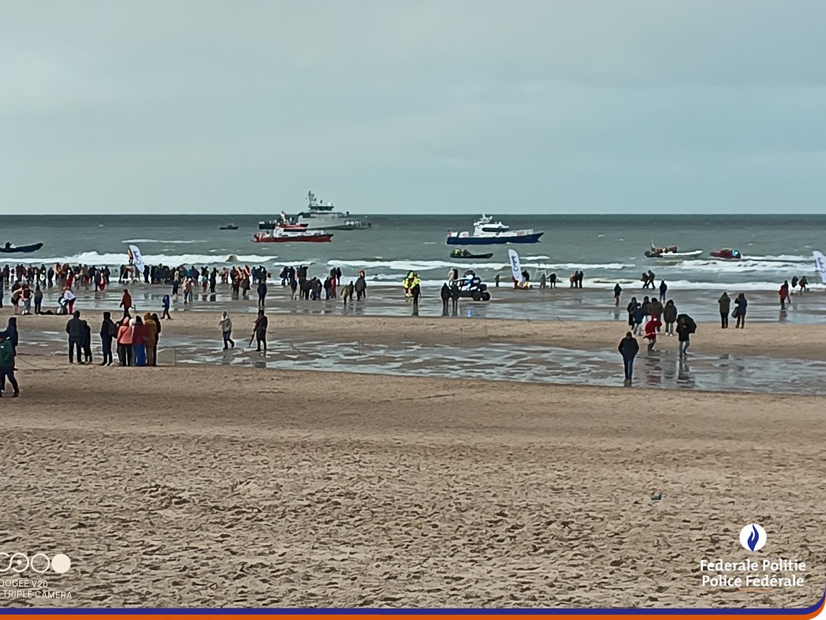 policefederale's tweet photo. Fantastique coup d'envoi de la nouvelle année avec le plongeon du Nouvel An à Ostende et De Haan! 🌊 Merci à la Police de la Navigation, au service de sauvetage côtier IKVW, aux pompiers et au club de plongée pour cet événement sans faille. 👮‍♂️ #plongeondunouvelan #securityfirst https://t.co/sZ1RKcfhi8