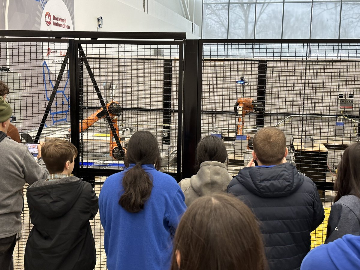 RoboZoneShow's tweet photo. Kicking off the #frckickoff with 10 amazing @FRCTeams at @LawrenceTechU! https://t.co/BN4PVnCy0Q