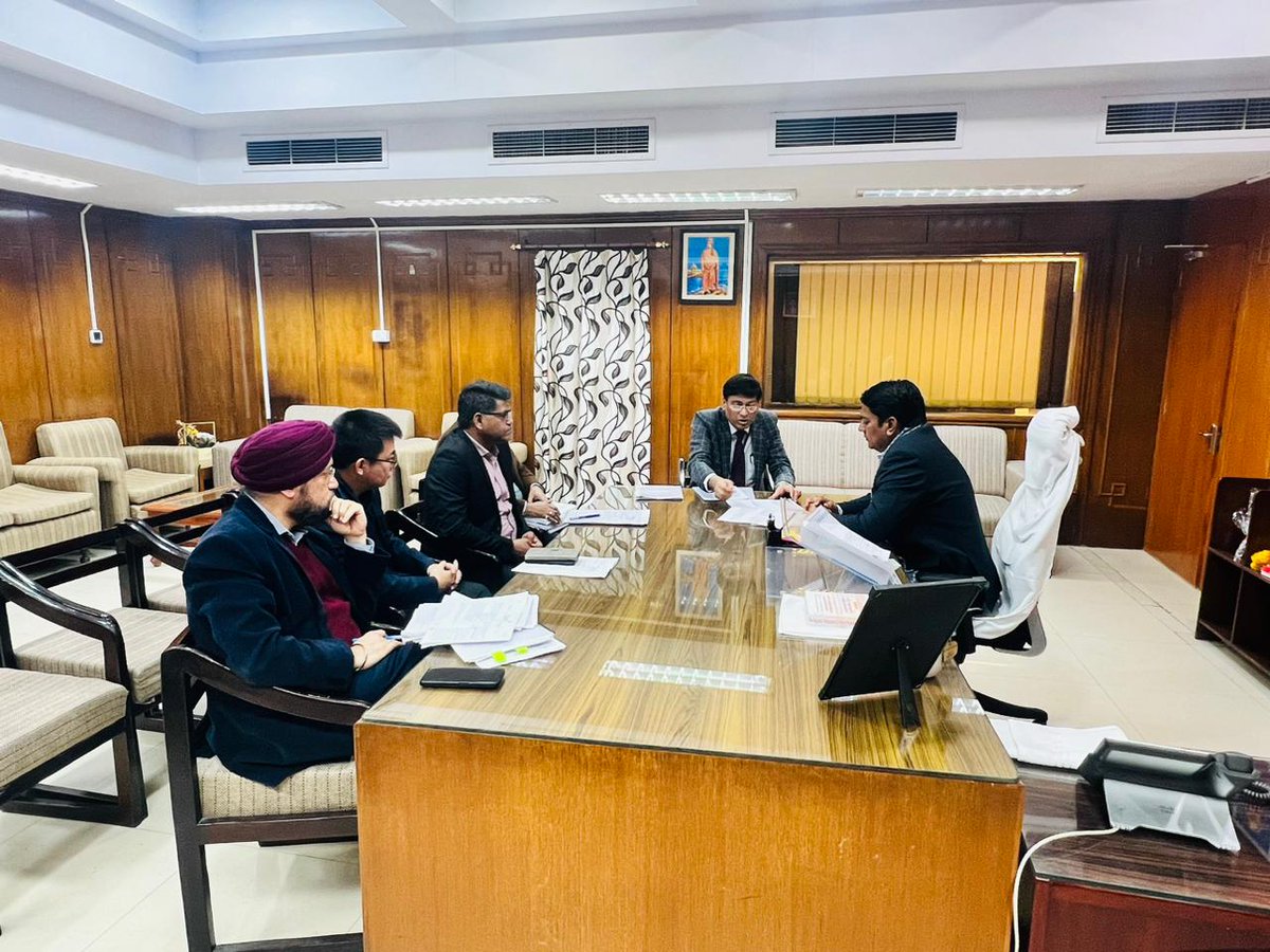 #Jaipur Social Justice and Empowerment Minister Shri <a href="/AvinashGehlot_/">Avinash Gehlot</a> formally took charge on Saturday. After assuming charge, Shri Gehlot held discussions with senior officials of the department.
<a href="/BhajanlalBjp/">Bhajanlal Sharma</a> <a href="/RajCMO/">CMO Rajasthan</a> #LeadingRajasthan #RisingRajasthan