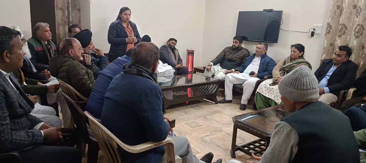 unispur1's tweet photo. आज कुरुक्षेत्र में कांग्रेस की राष्ट्रीय महासचिव बहन कुमारी शैलजा जी राष्ट्रीय महासचिव रणदीप सुरजेवाला जी पूर्व मंत्री किरण चौधरी जी के नेतृत्व में जन संवाद यात्रा की तैयारी के लिए विधायक शमशेर सिंह गोगी जी विधायक रेणु बालाजी कार्यकर्ताओं की मीटिंग लेते हुए https://t.co/0Fi3dRQ95O