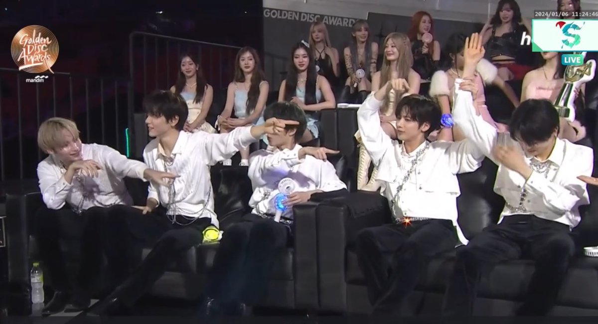 yeonjpeg's tweet photo. “who is the 4th gen it boy?” https://t.co/NOKPgAnjfO